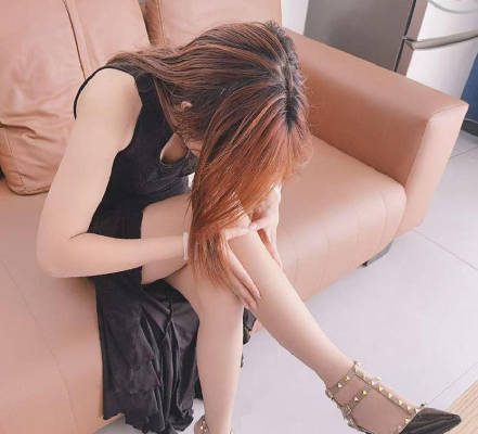 嫂子網貸逾期一天著急用錢趁機玩弄嫂子把她操到叫老公