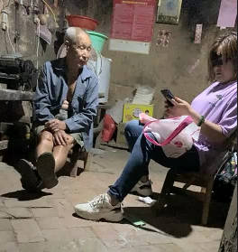 騷逼少婦農村勾搭一個人在傢的老大爺給大爺口交大雞巴還挺硬