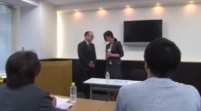 DLY-007新聞發佈會上賠罪道歉的女OL社員在全國觀眾面前被幹